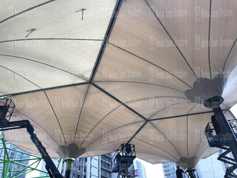 The umbrella shaped PTFE membrane structure project of Wuxiang metro station enters the stage of membrane cloth installation