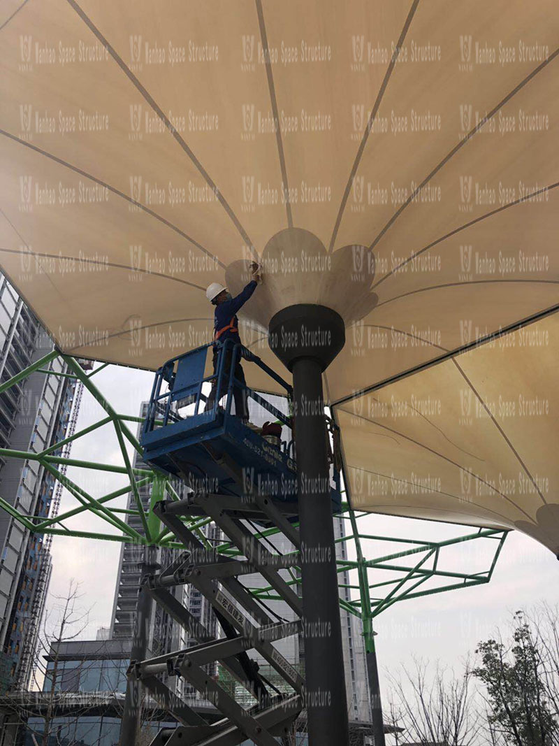 The umbrella shaped PTFE membrane structure project of Wuxiang metro station enters the stage of membrane cloth installation