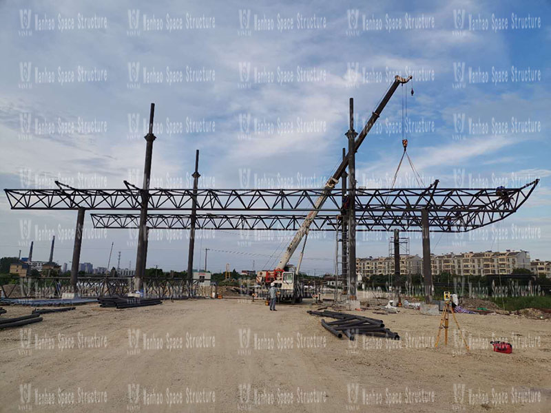 The steel structure installation of the roof project of Shaoxing Fuquan Expressway toll station is completed