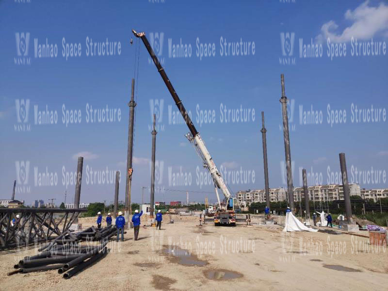 The steel structure installation of the roof project of Shaoxing Fuquan Expressway toll station is completed