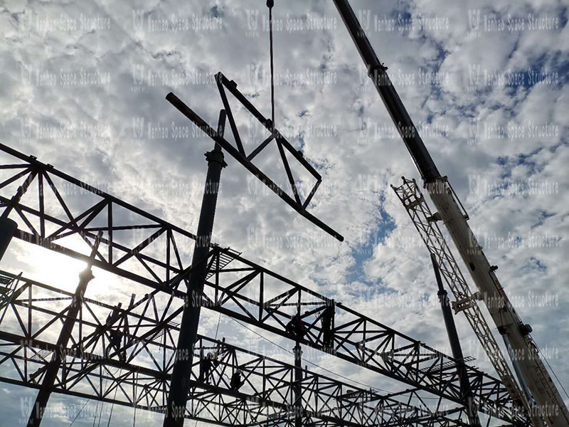 The steel structure installation of the roof project of Shaoxing Fuquan Expressway toll station is completed