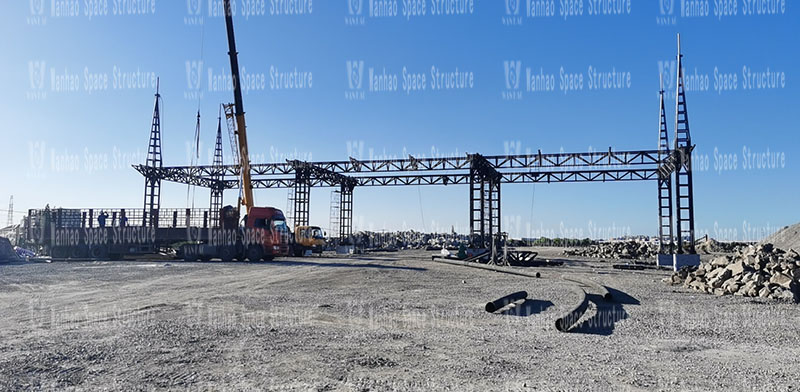 The steel structure installation of the roof project of the Shaoxing West Express Toll Station is completed