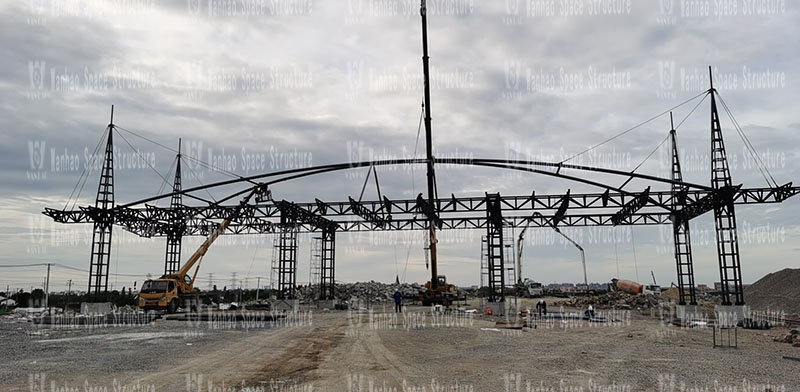 The steel structure installation of the roof project of the Shaoxing West Express Toll Station is completed