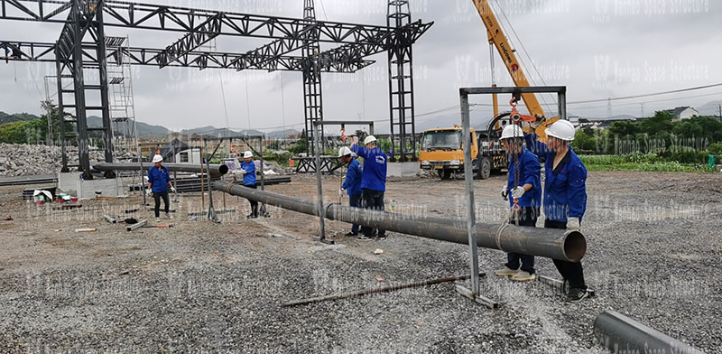 The steel structure installation of the roof project of the Shaoxing West Express Toll Station is completed