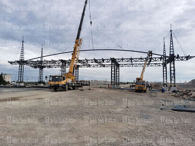 The steel structure installation of the roof project of the Shaoxing West Express Toll Station is completed