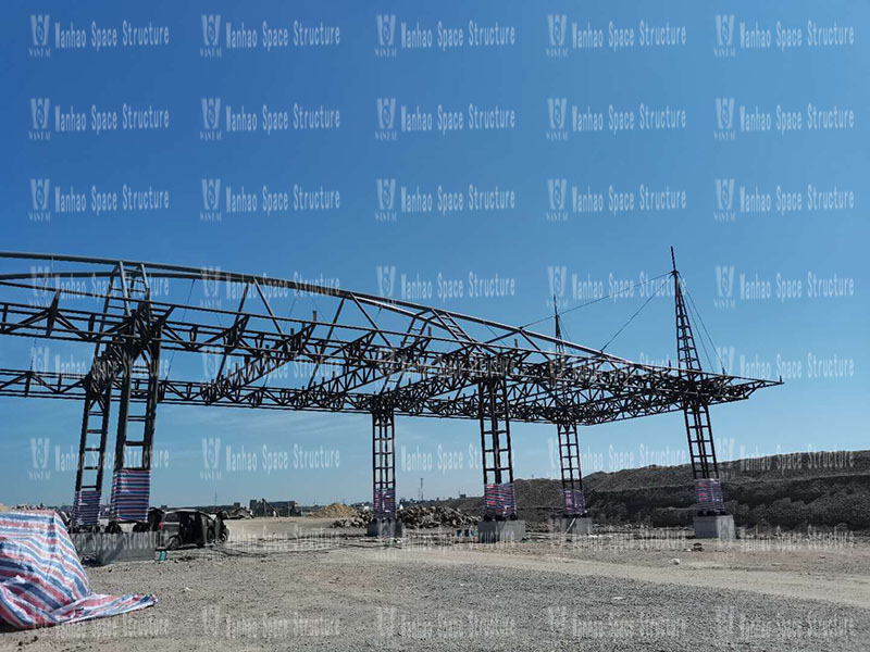 The steel structure installation of the roof project of the Shaoxing West Express Toll Station is completed