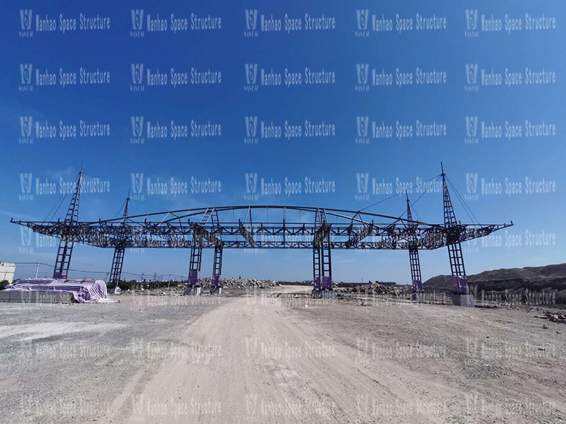 The steel structure installation of the roof project of the Shaoxing West Express Toll Station is completed