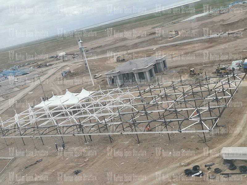 Construction of the main steel structure in Zone A of the Membrane Structure Project in Chaka Scenic Area (Phase II) is completed, and the installation of the membrane structure begins