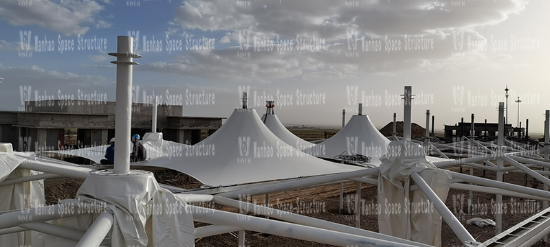 Construction of the main steel structure in Zone A of the Membrane Structure Project in Chaka Scenic Area (Phase II) is completed, and the installation of the membrane structure begins