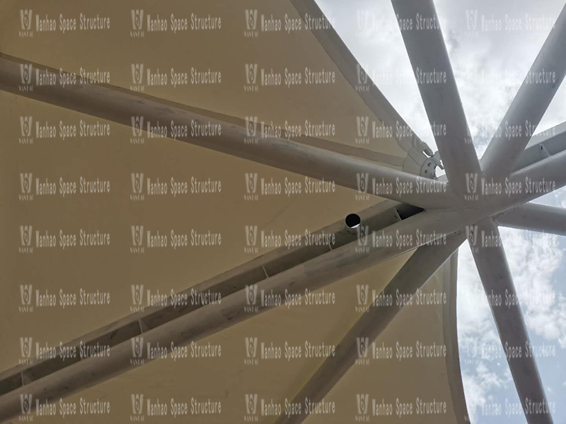 Construction of the main steel structure in Zone A of the Membrane Structure Project in Chaka Scenic Area (Phase II) is completed, and the installation of the membrane structure begins