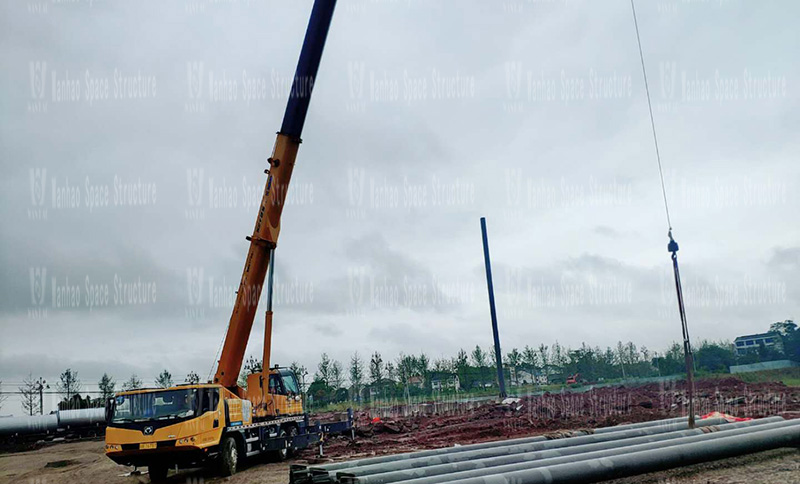 The installation of the pillars of the landscape membrane structure project of the Sichuan South Charge Photographic College is completed