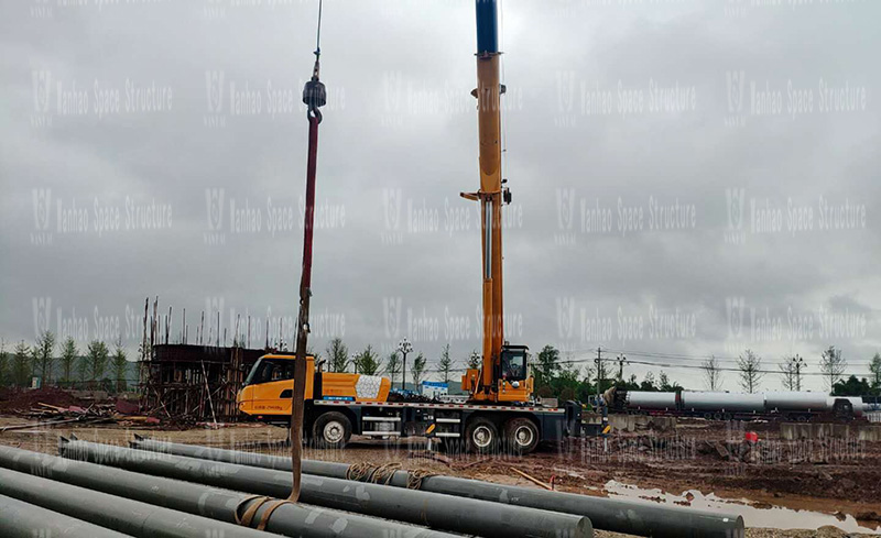 The installation of the pillars of the landscape membrane structure project of the Sichuan South Charge Photographic College is completed