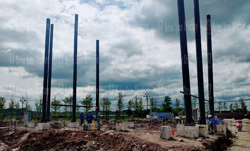 The installation of the pillars of the landscape membrane structure project of the Sichuan South Charge Photographic College is completed