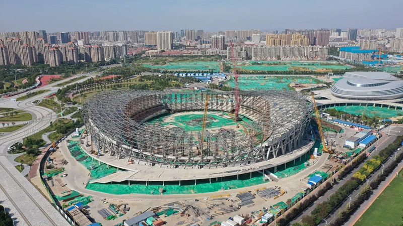 The main truss of the roof of the Tangshan New Sports Center project is completely hoisted