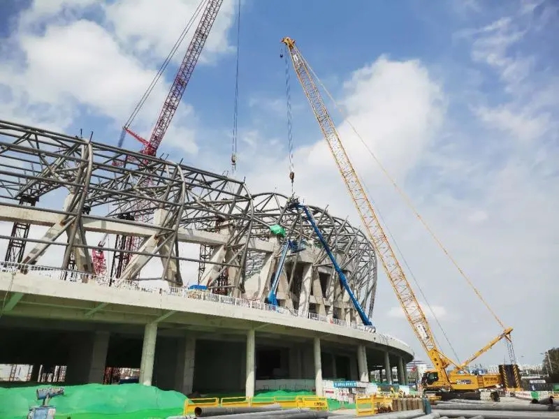 The main truss of the roof of the Tangshan New Sports Center project is completely hoisted