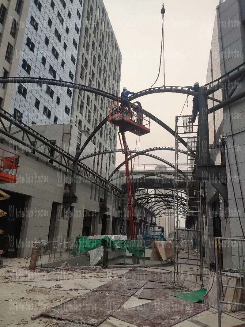 The hoisting of the membrane structure project of Xintai Excellence·Fortune Plaza is nearing completion