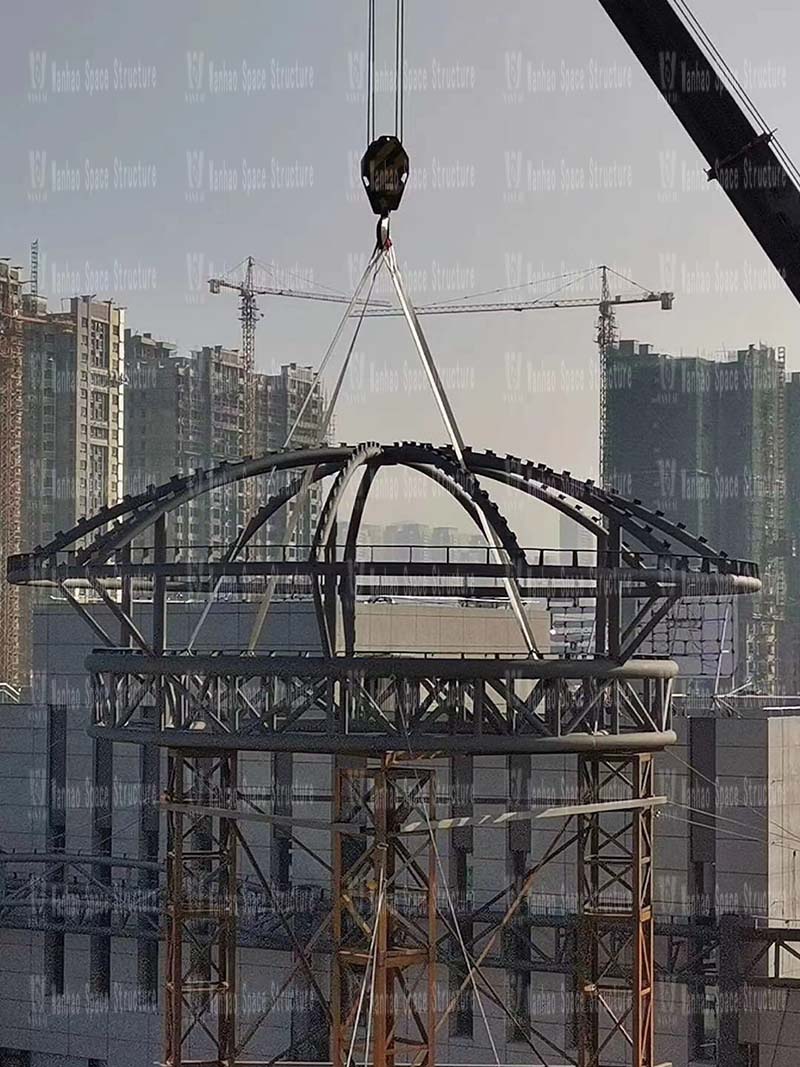 The hoisting of the membrane structure project of Xintai Excellence·Fortune Plaza is nearing completion