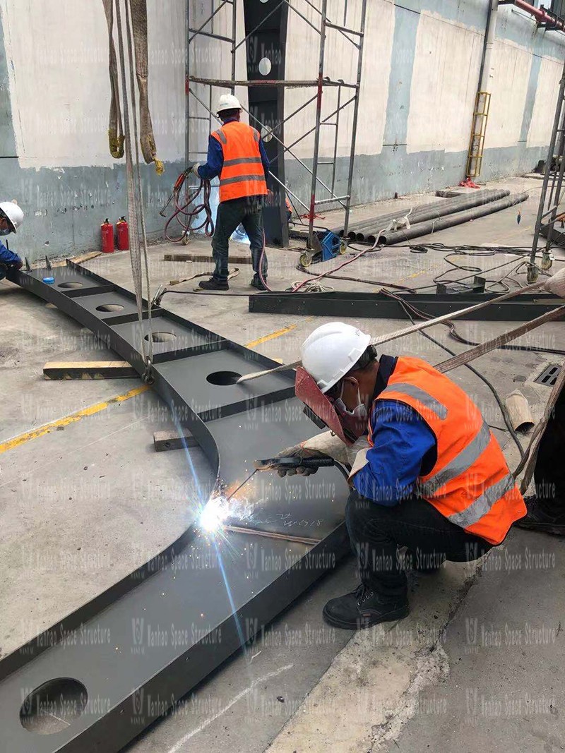 The steel structure of the membrane structure canopy project of Gale Pacific Special Textile Company is under construction