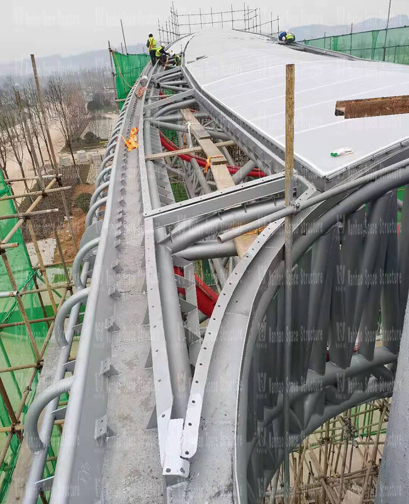 The membrane structure is being installed in the landscape membrane structure project of Sichuan Nanfang Charge Film Institute