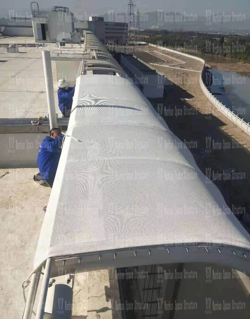 The membrane structure is being installed in the PTFE membrane structure project on the facade of the new factory building of Ningbo Yifuler Company