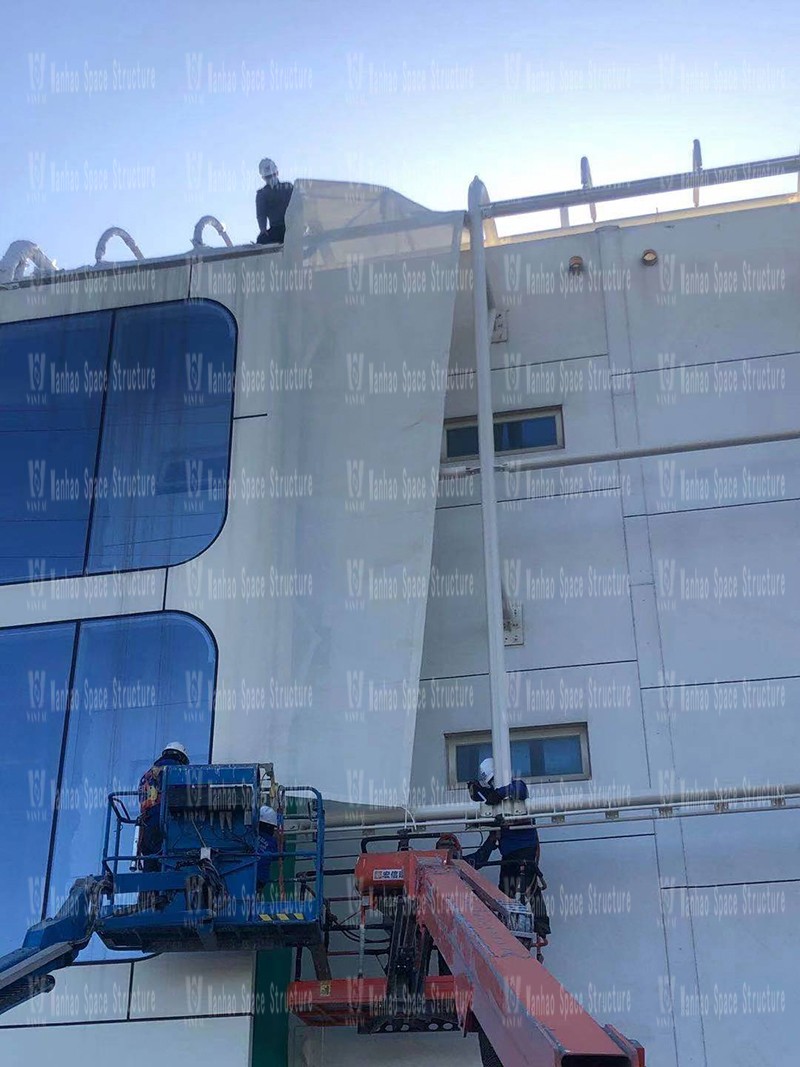 The membrane structure is being installed in the PTFE membrane structure project on the facade of the new factory building of Ningbo Yifuler Company