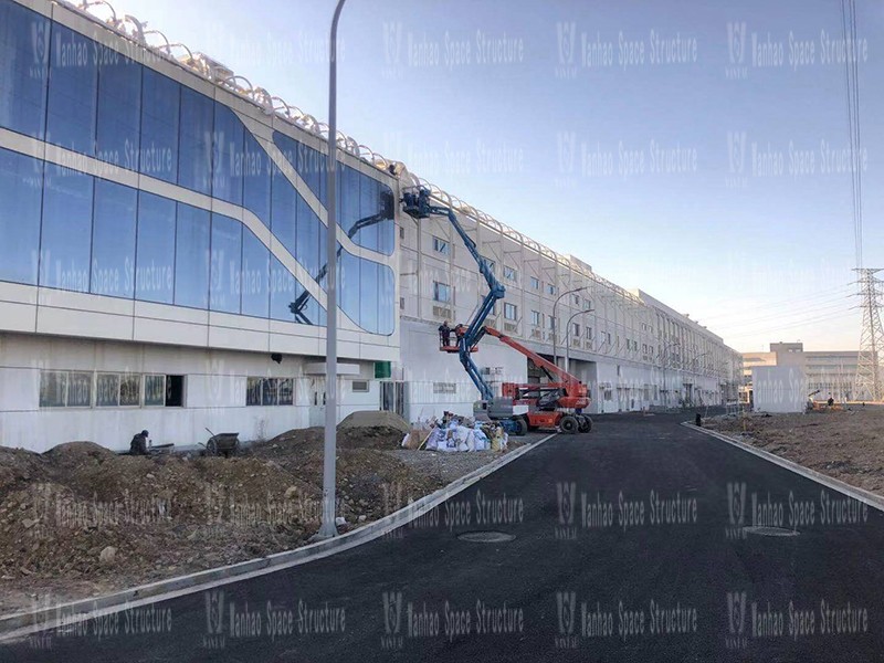 The membrane structure is being installed in the PTFE membrane structure project on the facade of the new factory building of Ningbo Yifuler Company