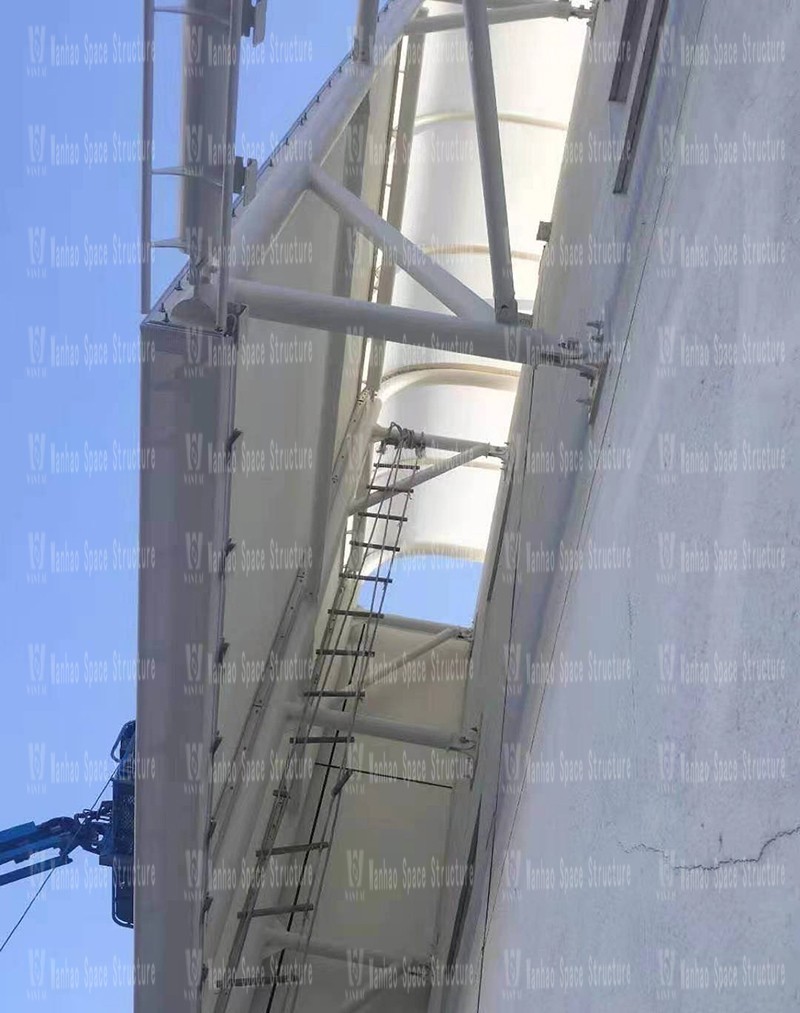 The membrane structure is being installed in the PTFE membrane structure project on the facade of the new factory building of Ningbo Yifuler Company