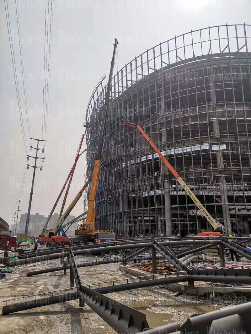 Shaoxing International Convention and Exhibition Center Phase I District B Conference Center PTFE facade mesh membrane engineering steel components are hoisting