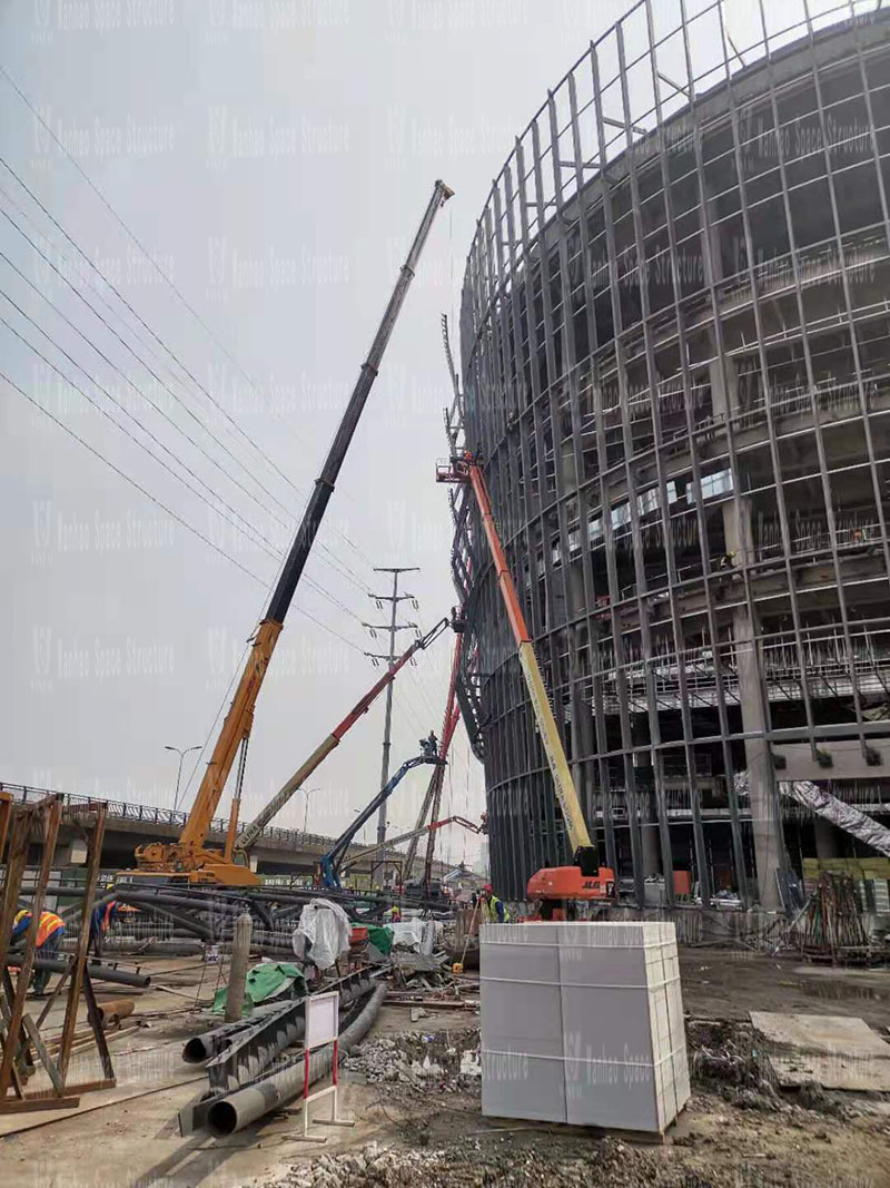 Shaoxing International Convention and Exhibition Center Phase I District B Conference Center PTFE facade mesh membrane engineering steel components are hoisting