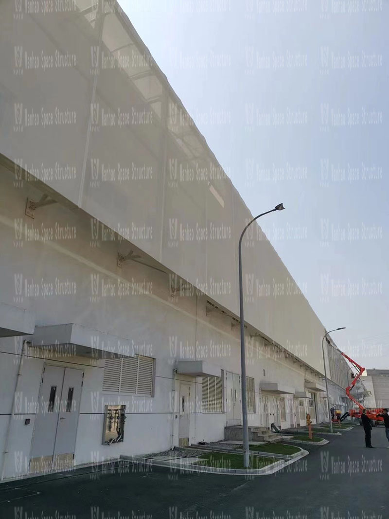 The PTFE mesh fabric membrane structure project for the facade of the food factory of Yiflo Group has entered the final fabric membrane structure installation stage