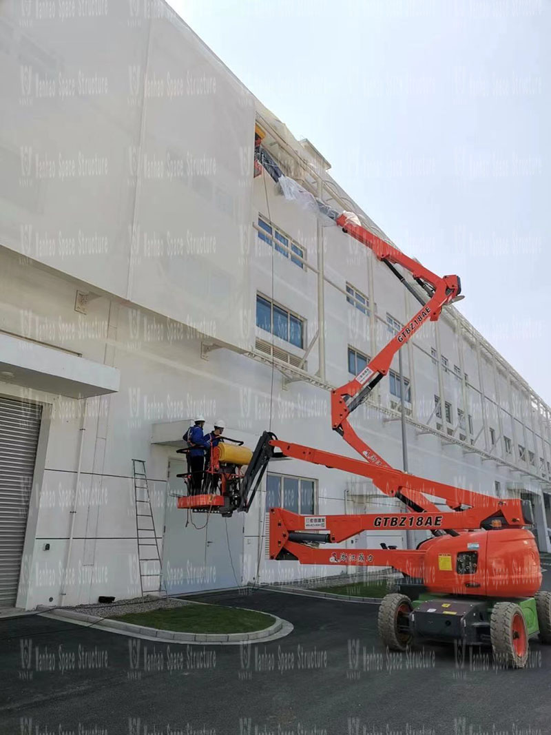 The PTFE mesh fabric membrane structure project for the facade of the food factory of Yiflo Group has entered the final fabric membrane structure installation stage