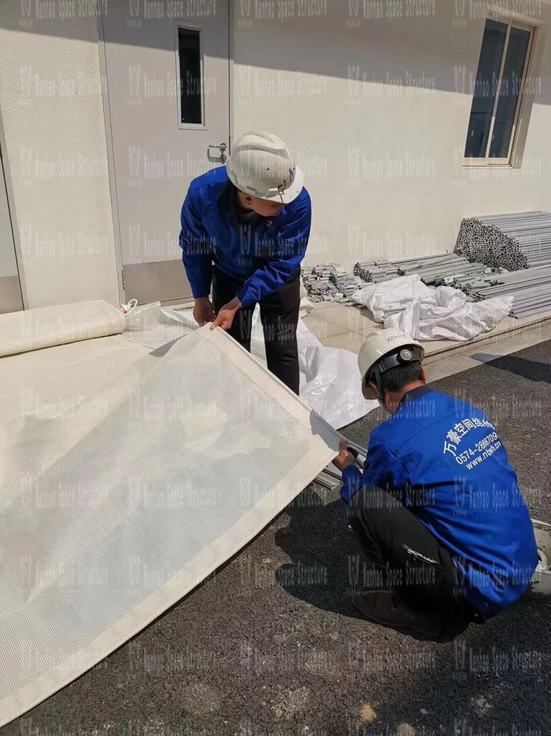 The PTFE mesh fabric membrane structure project for the facade of the food factory of Yiflo Group has entered the final fabric membrane structure installation stage