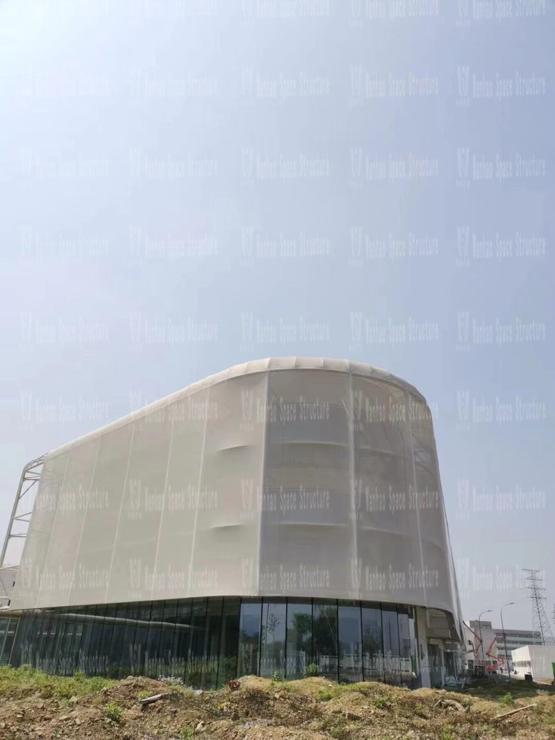 The PTFE mesh fabric membrane structure project for the facade of the food factory of Yiflo Group has entered the final fabric membrane structure installation stage