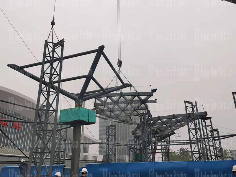 Shanghai-Tong Railway Zhangjiagang Station Local Supporting Project, the butterfly-shaped sky curtain project in the passenger distribution area on the west side of the station front enters the steel structure hoisting stage