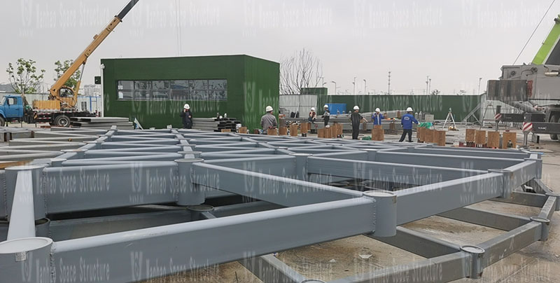 Shanghai-Tong Railway Zhangjiagang Station Local Supporting Project, the butterfly-shaped sky curtain project in the passenger distribution area on the west side of the station front enters the steel structure hoisting stage