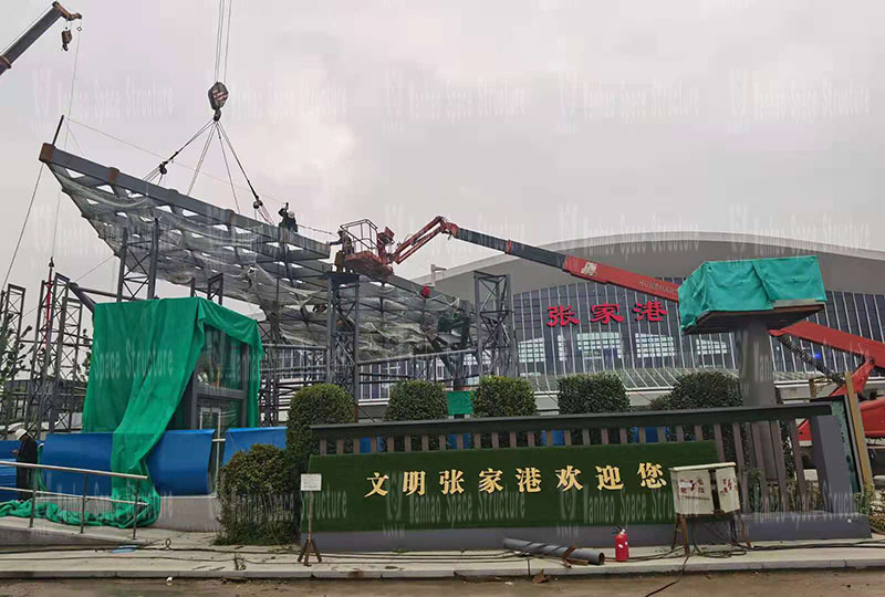 Shanghai-Tong Railway Zhangjiagang Station Local Supporting Project, the butterfly-shaped sky curtain project in the passenger distribution area on the west side of the station front enters the steel structure hoisting stage