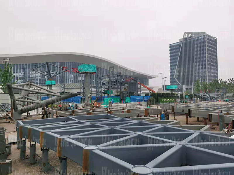 Shanghai-Tong Railway Zhangjiagang Station Local Supporting Project, the butterfly-shaped sky curtain project in the passenger distribution area on the west side of the station front enters the steel structure hoisting stage