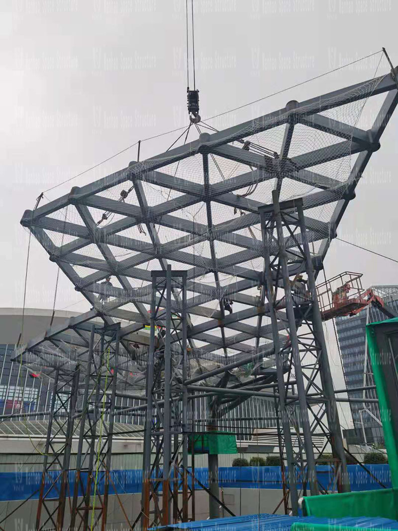 Shanghai-Tong Railway Zhangjiagang Station Local Supporting Project, the butterfly-shaped sky curtain project in the passenger distribution area on the west side of the station front enters the steel structure hoisting stage