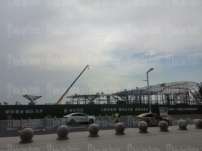 The large butterfly landscape membrane structure project in front of the Zhangjiagang high-speed railway station enters the second stage of the secondary structure assembly and hoisting