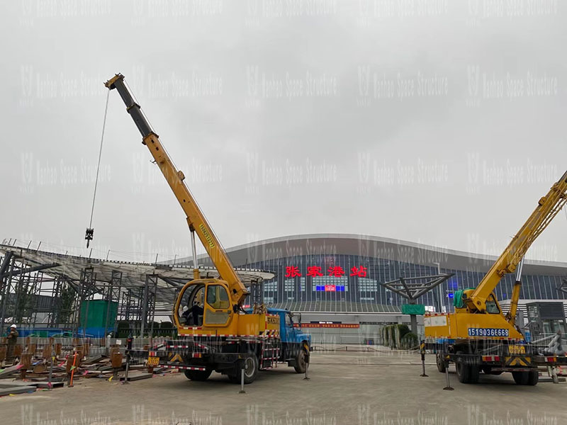 The large butterfly landscape membrane structure project in front of the Zhangjiagang high-speed railway station enters the second stage of the secondary structure assembly and hoisting