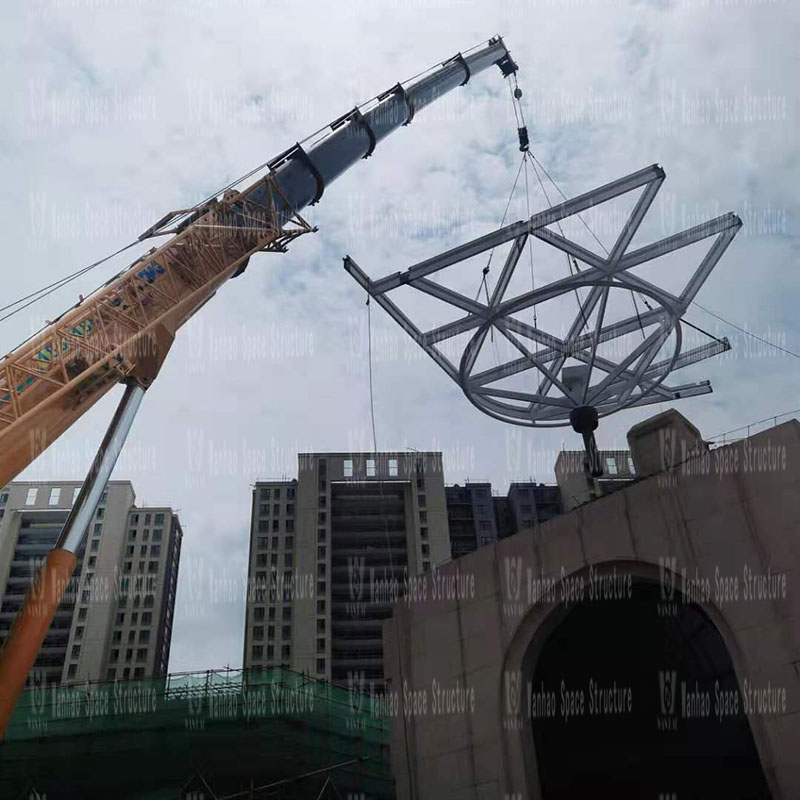 The steel structure of Taizhou Dabanqiao ETFE air pillow canopy project began hoisting