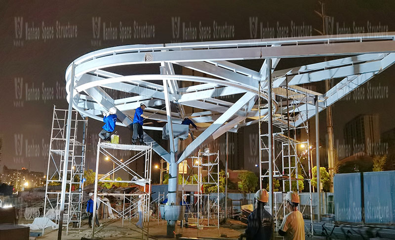 The steel structure of Taizhou Dabanqiao ETFE air pillow canopy project began hoisting
