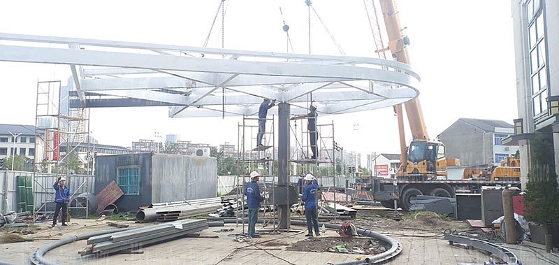 The steel structure of Taizhou Dabanqiao ETFE air pillow canopy project began hoisting