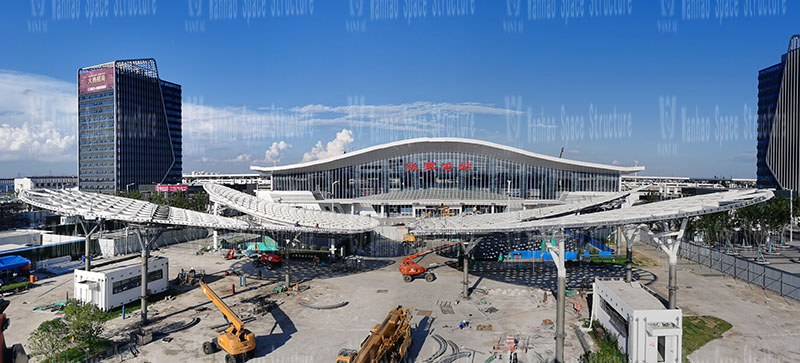 The steel structure of the butterfly-shaped sky curtain project in the passenger distribution area on the west side of the station front of Zhangjiagang Station on the Shanghai-Tong Railway Railway is nearing completion