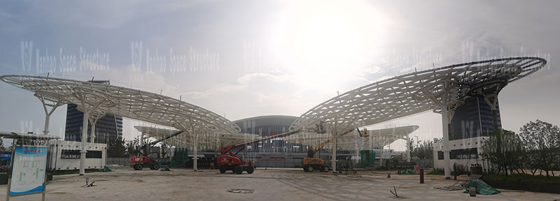 The steel structure of the butterfly-shaped sky curtain project in the passenger distribution area on the west side of the station front of Zhangjiagang Station on the Shanghai-Tong Railway Railway is nearing completion