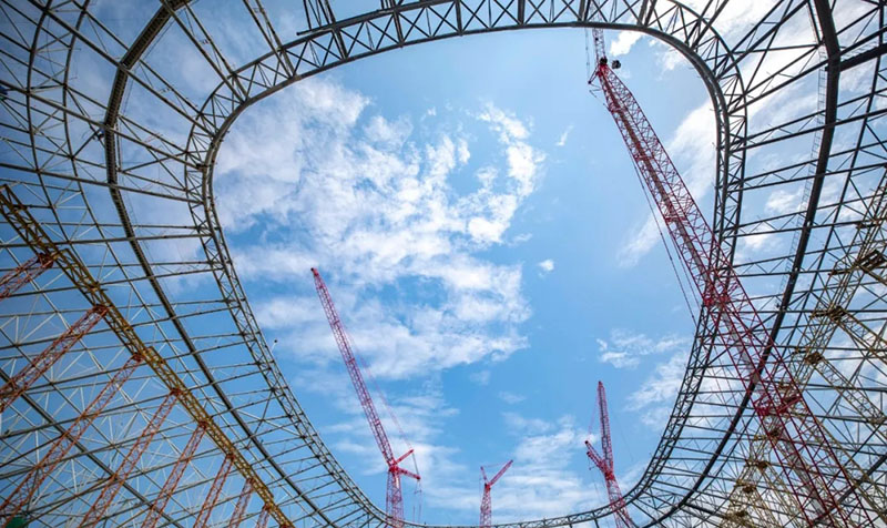The main steel structure of Chongqing Longxing Football Stadium is topped