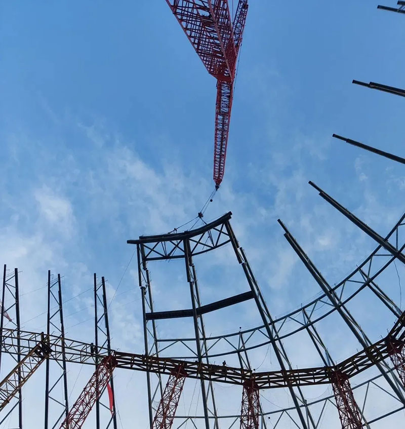 The main steel structure of Chongqing Longxing Football Stadium is topped