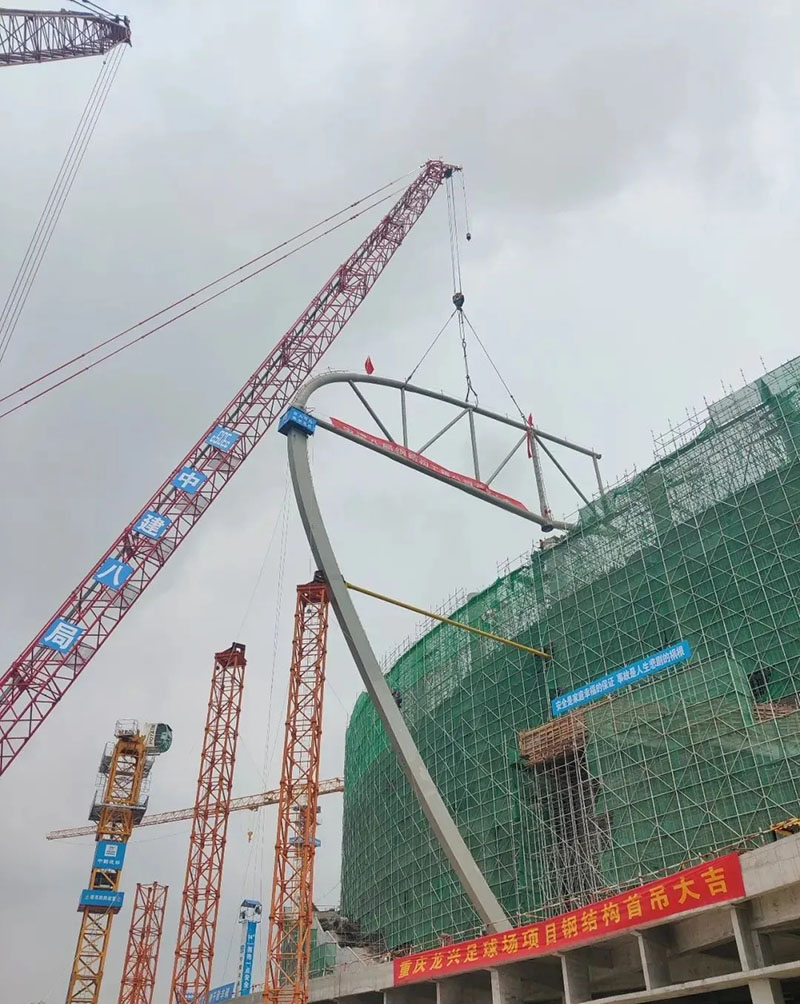 The main steel structure of Chongqing Longxing Football Stadium is topped