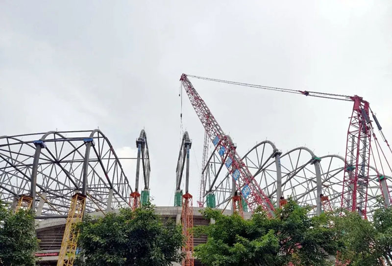 The main steel structure of Chongqing Longxing Football Stadium is topped