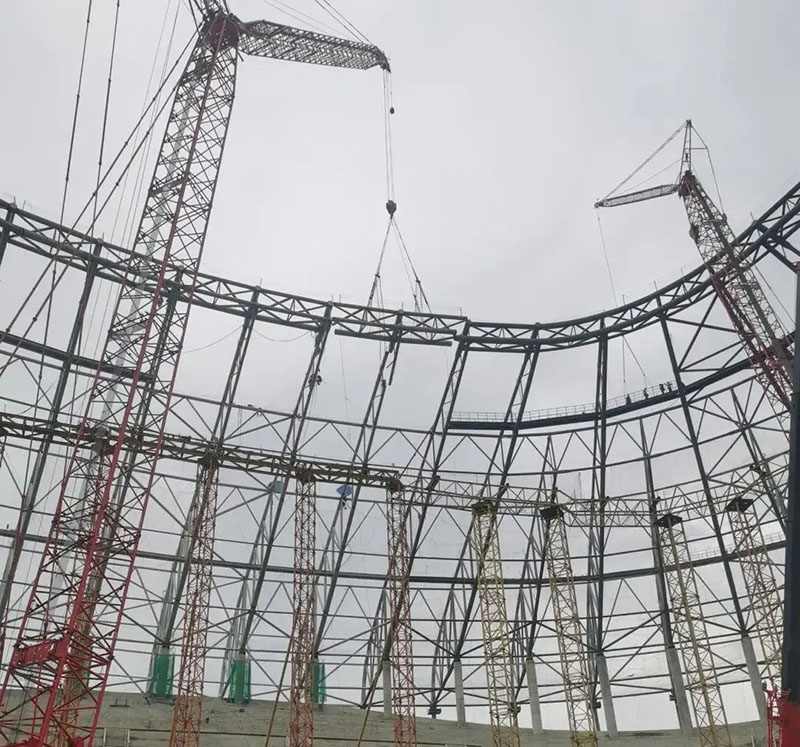 The main steel structure of Chongqing Longxing Football Stadium is topped